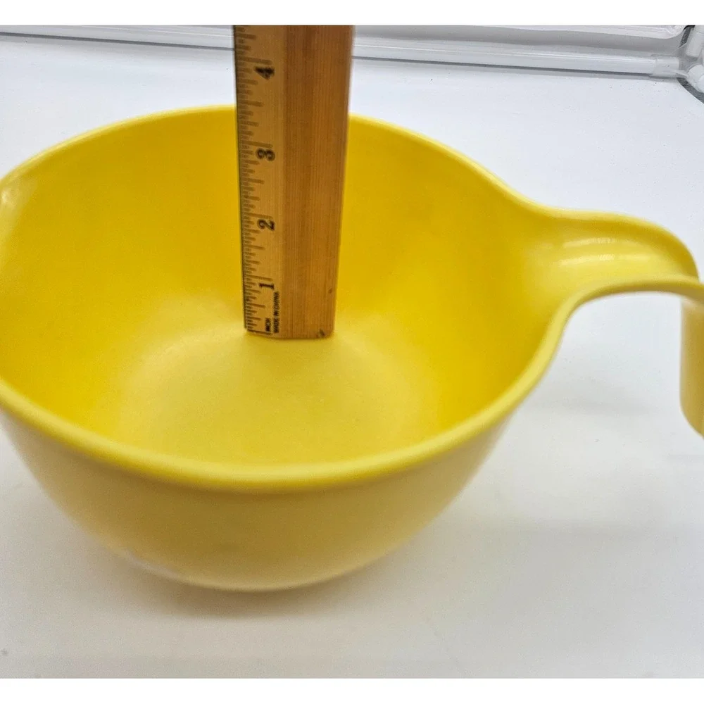 Vintage Rubbermaid Yellow Batter Bowl 3004 Pour Spout Handle 1.5 Qt Retro Bowl